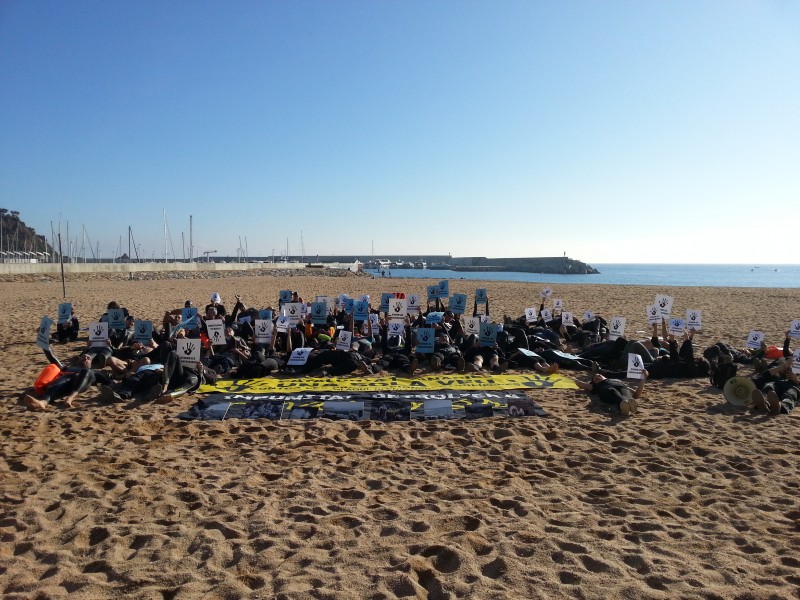 Ecologistes i nedadors es manifesten conjuntament contra les prospeccions marines a la costa catalana
